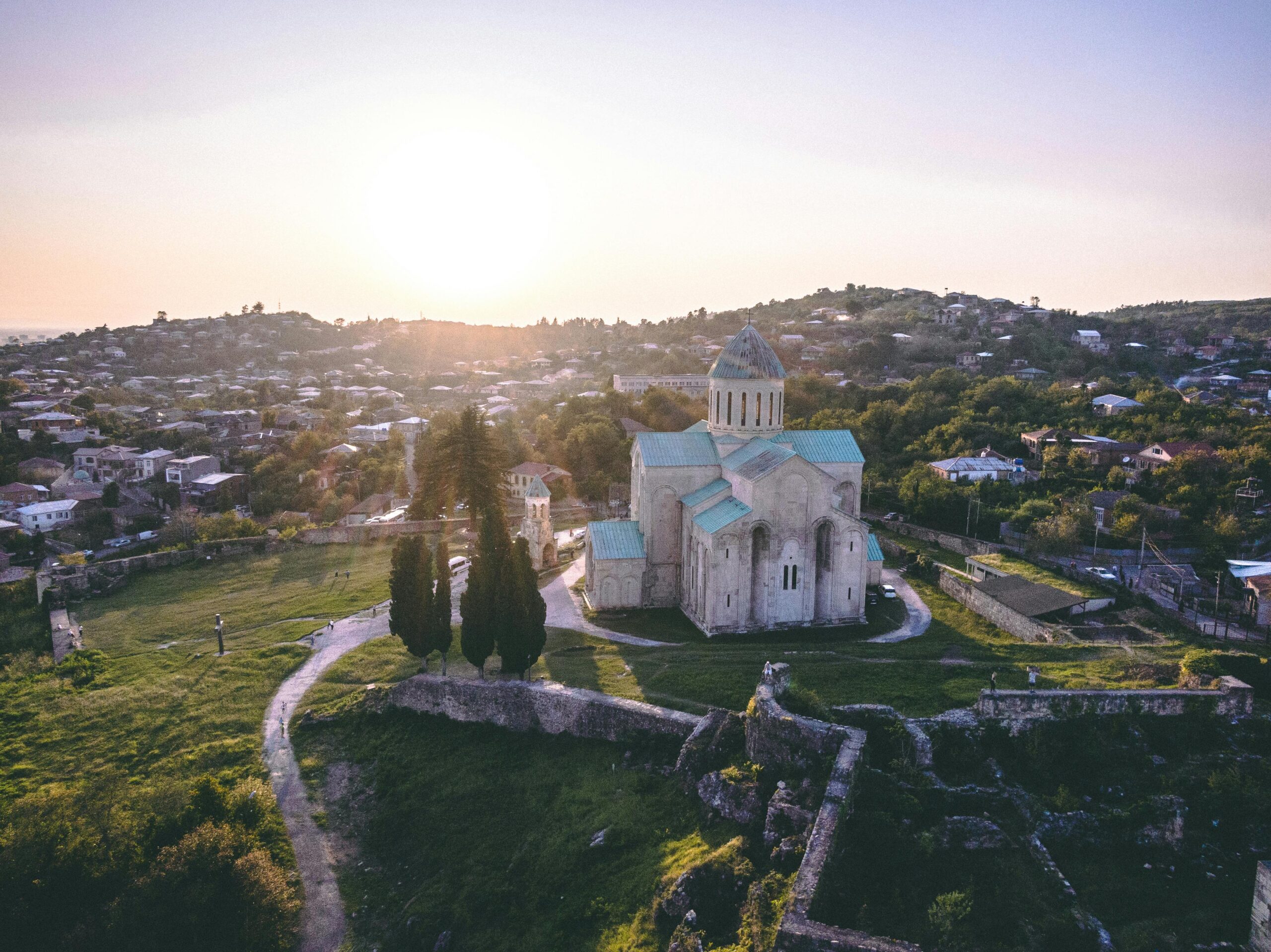 🇬🇪🌄 Kutaisi : Zemra Historike e Gjeorgjisë dhe Magjia e Ballkanit të Jugut! 🏰🍇🌿